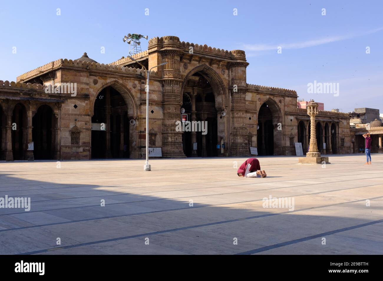 Ein Mann, der in der Jama Moschee, Ahmedabad, Gujarat, Indien betet Stockfoto