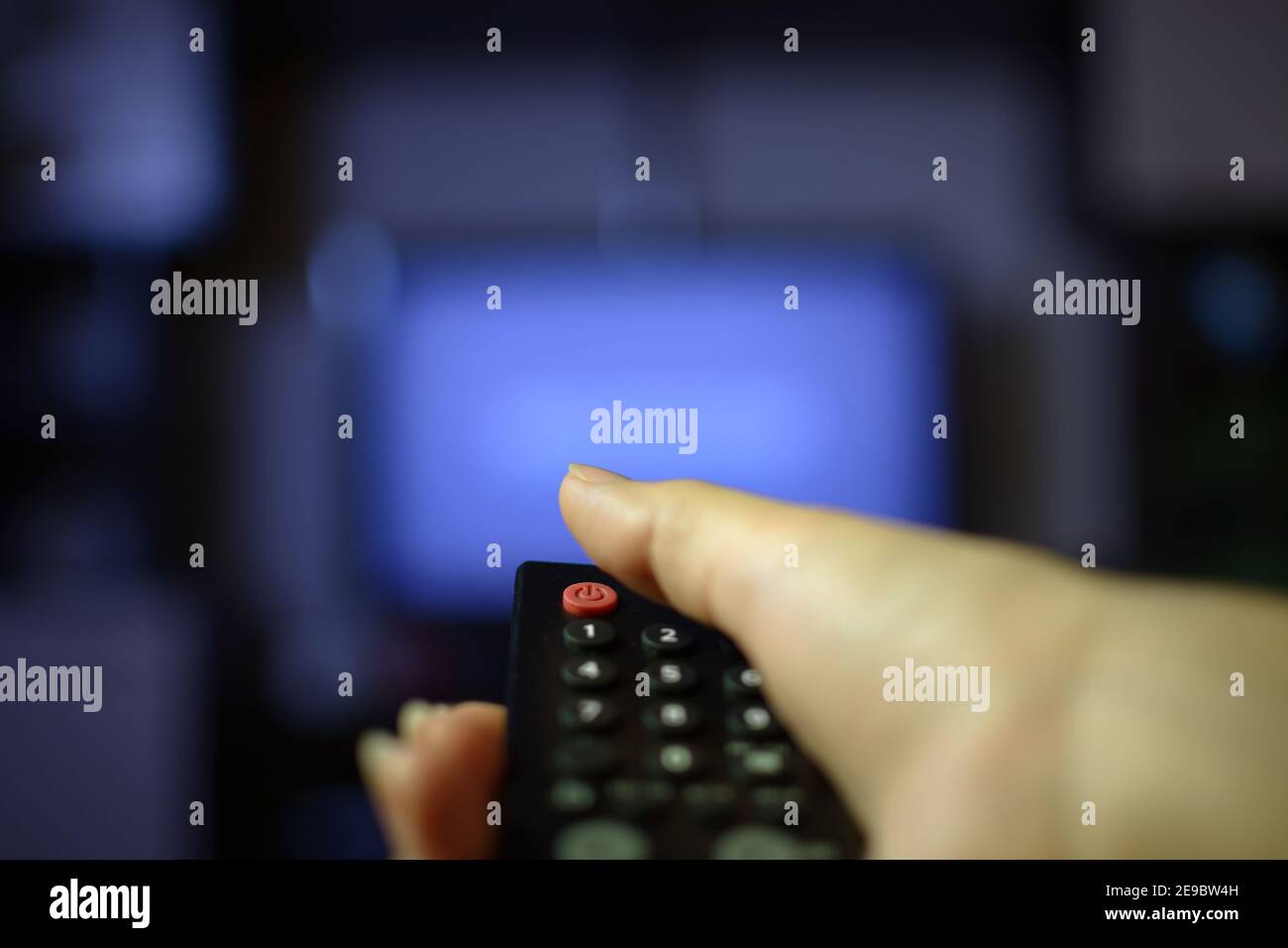 Die Hand hält die Fernbedienung und schaltet den Fernseher ein Mit  Störungen Stockfotografie - Alamy