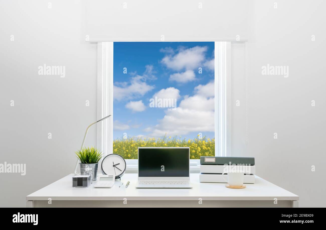 Moderner Schreibtisch mit Blick auf ein stilvolles Fenster Stockfoto