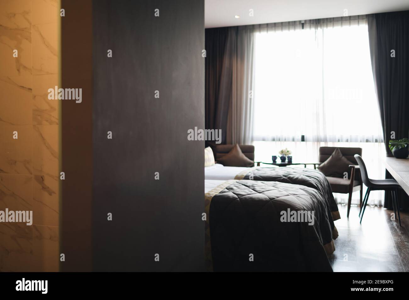 Moderne Schlafzimmer in Schwarz und Grau Stockfoto