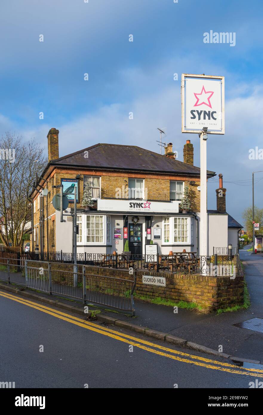 SYNC, eine modernisierte Bar, die auf Karaoke spezialisiert ist, ehemals das Starling Pub. Pinner, Middlesex, England, Großbritannien Stockfoto
