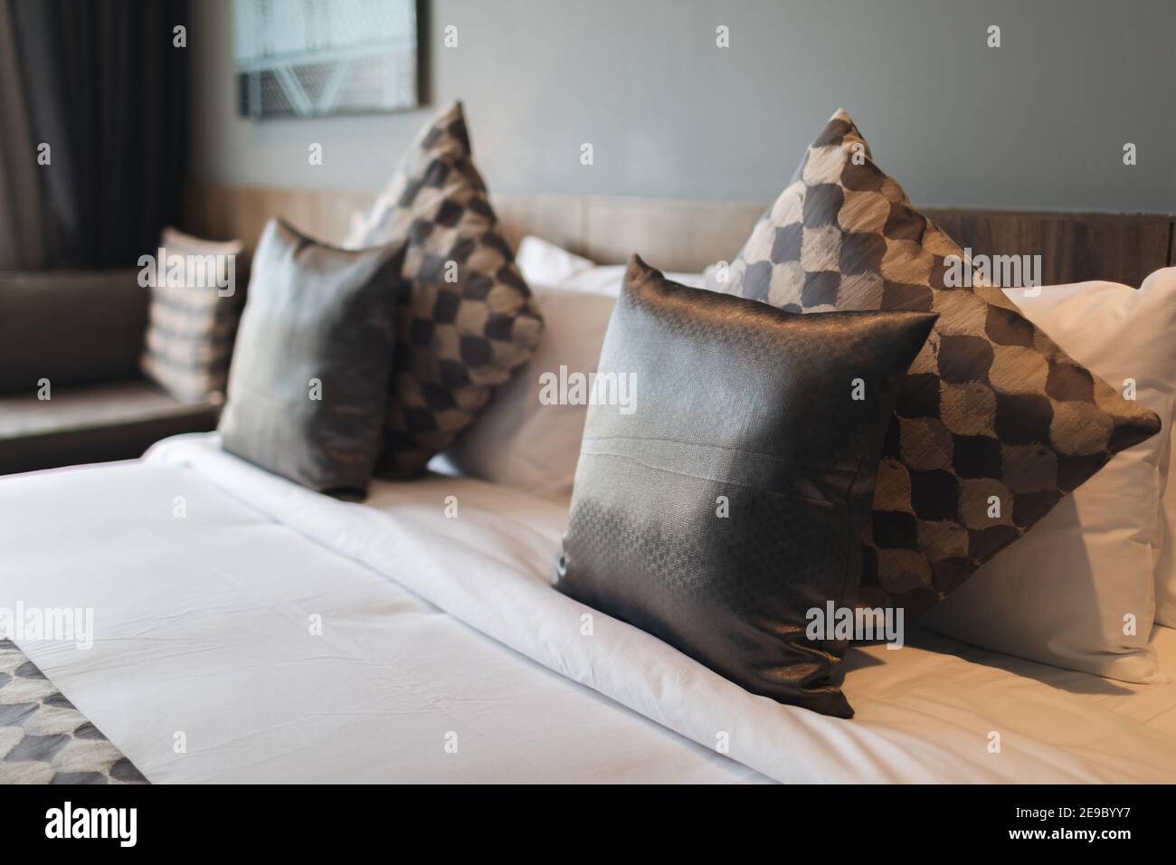 Moderne Schlafzimmer in Schwarz und Grau Stockfoto