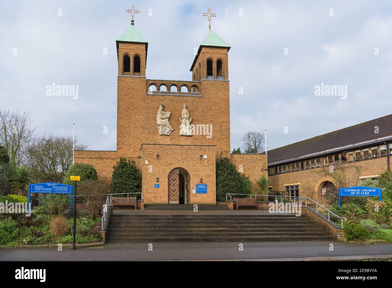 Katholische Kirche St. Luke in Love Lane, Pinner, Middlesex, England, Großbritannien Stockfoto