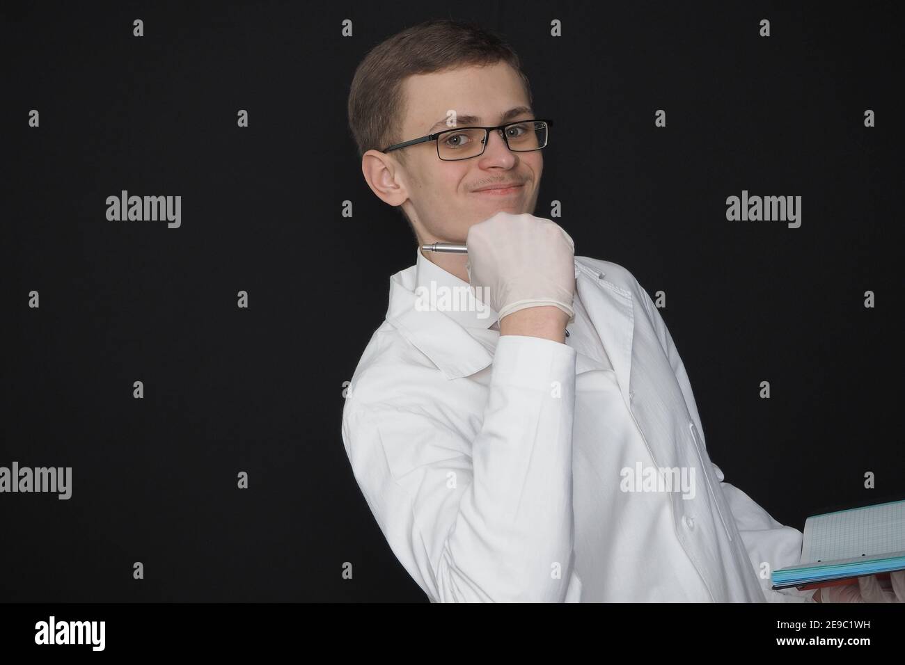 Wissenschaft, Medizin und Bildung. Junge Forscher, Arzt in medizinischen Robe Maske und Gummihandschuhe Stockfoto