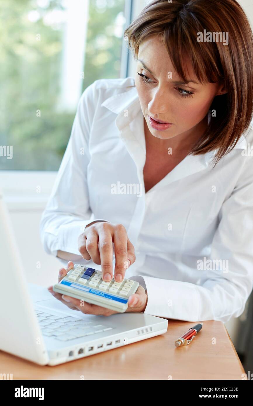 Gestresste Frau bei der Arbeit Stockfoto