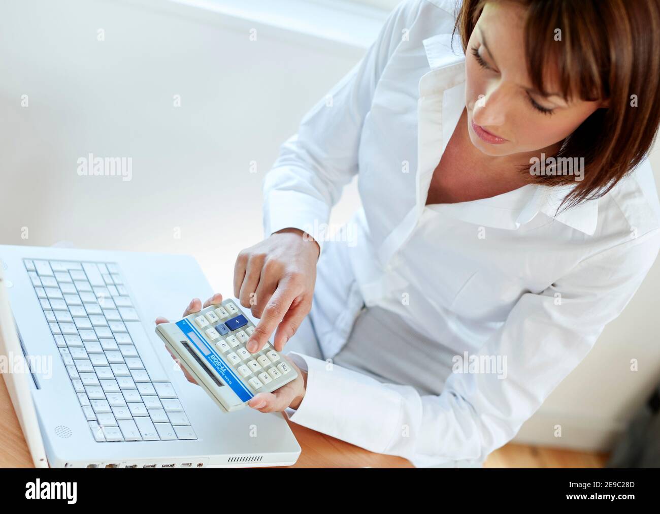 Gestresste Frau bei der Arbeit Stockfoto