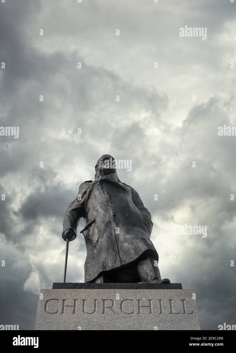 Bronzestatue des Premierministers Sir Winston Churchill unter Betäubung Dramatische dunkle Donner Sturm Wolken in Himmel Parliament Square Gardens Westminster Stockfoto