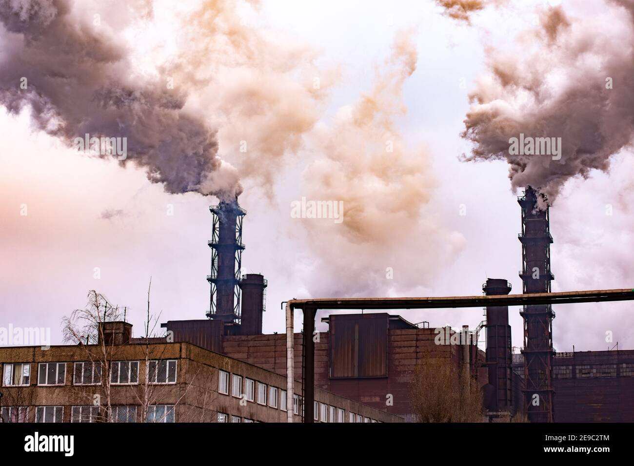Metallurgische Anlage Dämmerung Rauch Smog Emissionen. Schlechte Ökologie. Stockfoto