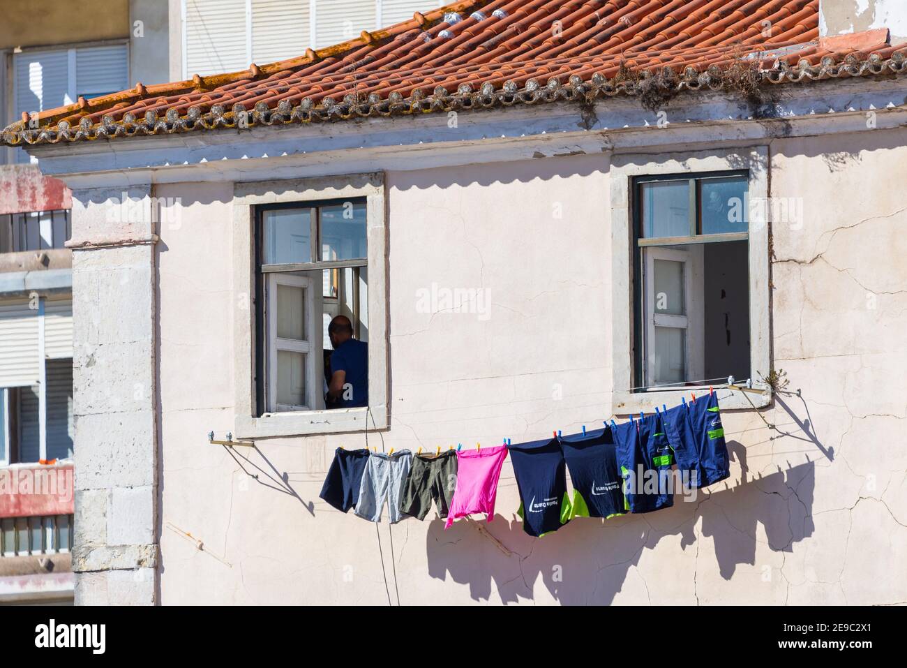 Portugal, Lissabon, 09. Oktober 2018: Leinen hängt an einer Straße in Lissabon, Portugal. Architektur mit Kleidung, die zum Trocknen aus dem Fenster hängt. Stockfoto