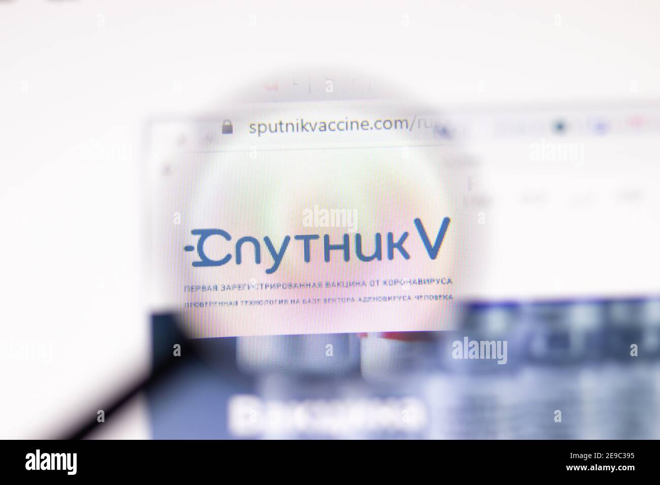 Los Angeles, USA - 1. Februar 2021: Sputnik V Webseite. Sputnikvaccine.com Logo auf dem Display, illustrative Editorial Stockfoto