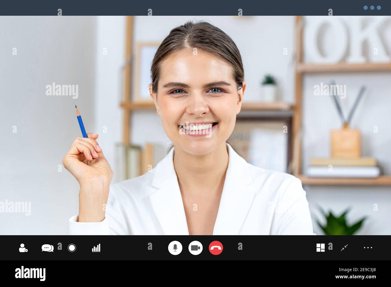 Lächelnde kaukasische Frau in formellen Business-Anzug Blick auf die Kamera während der Herstellung von Videoanruf, Arbeit von zu Hause und Online-Interview Konzepte Stockfoto