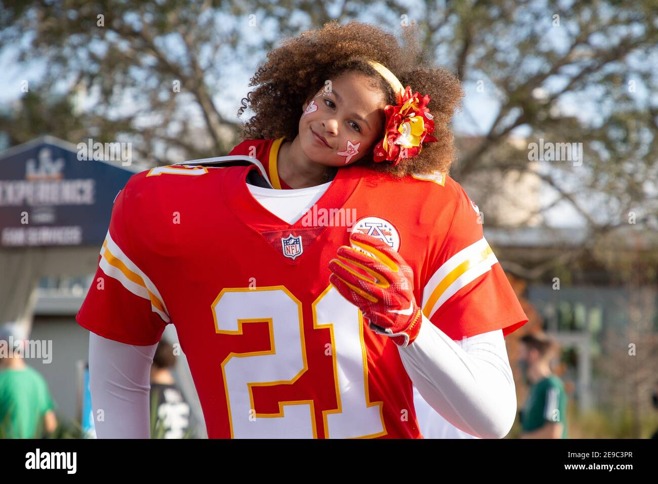 Samstag, 30. Januar 2021; Tampa, FL, USA; EIN junger Chiefs-Fan posiert für Fotos und genießt das Super Bowl Erlebnis am Tampa Riverwalk. Das Tampa Stockfoto