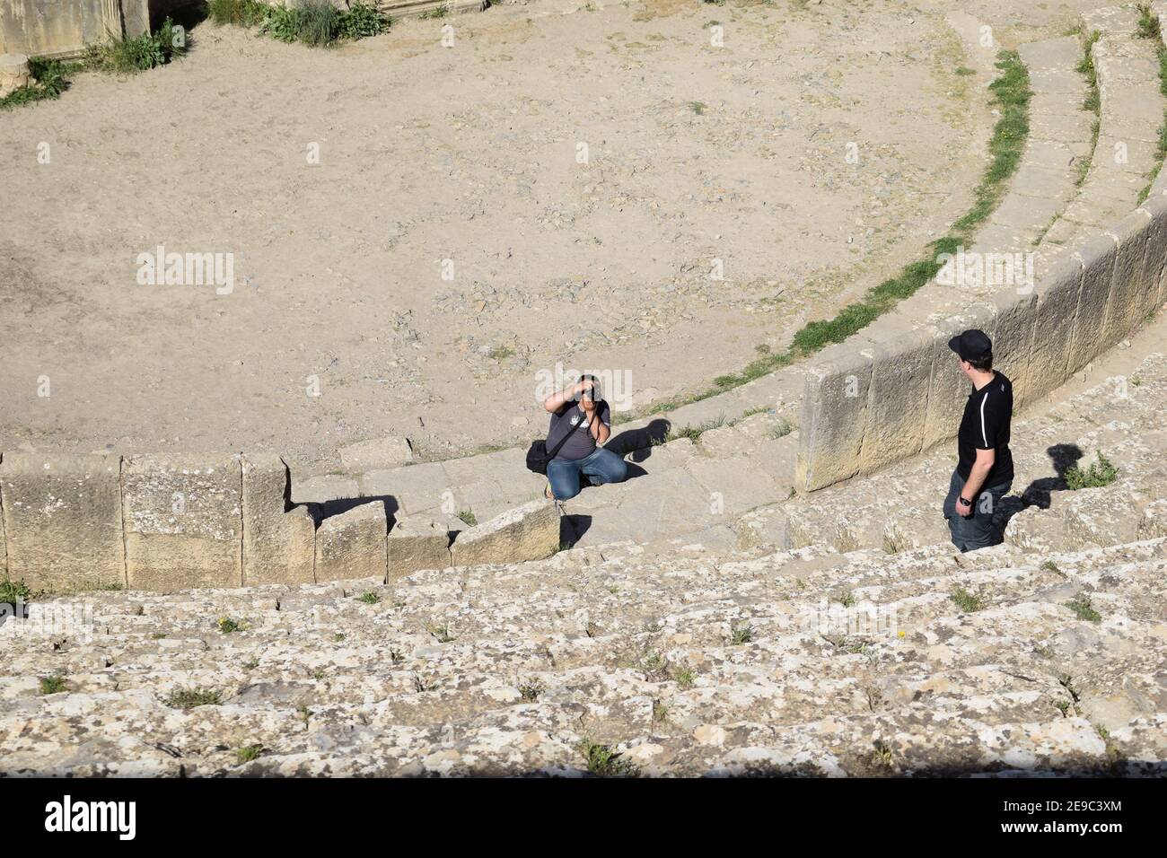 Zwei Männer, die Fotos auf der treppe des römischen Theaters in Djemila, Setif, Algerien machen Stockfoto