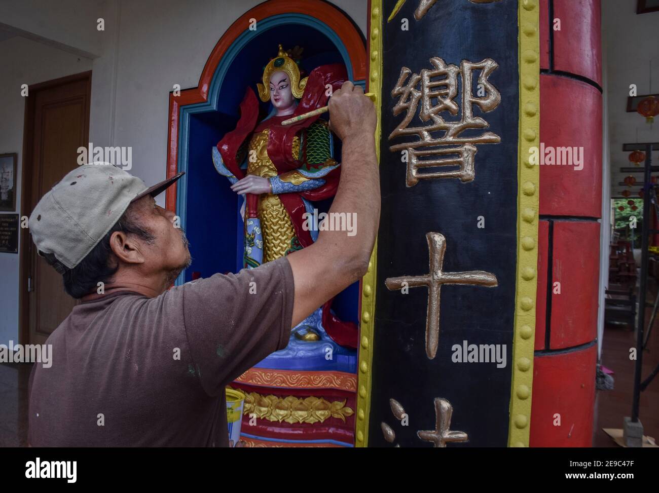 Malang, Ost-java, Indonesien. Februar 2021, 4th. Eifrige Anhänger reinigen und malen die Baustrukturen einer Gottheit bei einem Tempel, vor dem Mondneujahr am 12. Februar in Malang Stadt, Ost-java, Indonesien, am 4. Februar 2021. Indonesien ist das größte muslimische Land der Welt. Es hat Hunderte von Stämmen, Kulturen und 6 Religionen, die durch das staatliche Recht geschützt sind. Leben Sie in Harmonie in einer Inselnation und Nation von Indonesien. Quelle: Aman Rochman/ZUMA Wire/Alamy Live News Stockfoto