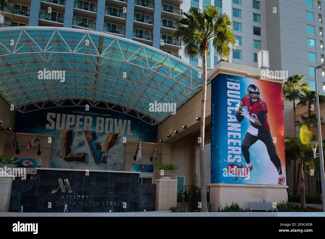 Mittwoch, 3. Februar 2021; Tampa, FL, USA; EINE allgemeine Ansicht eines Banners von Tampa Bay Buccaneers Quarterback Tom Brady (12) bei den Super Bowl Experien Stockfoto