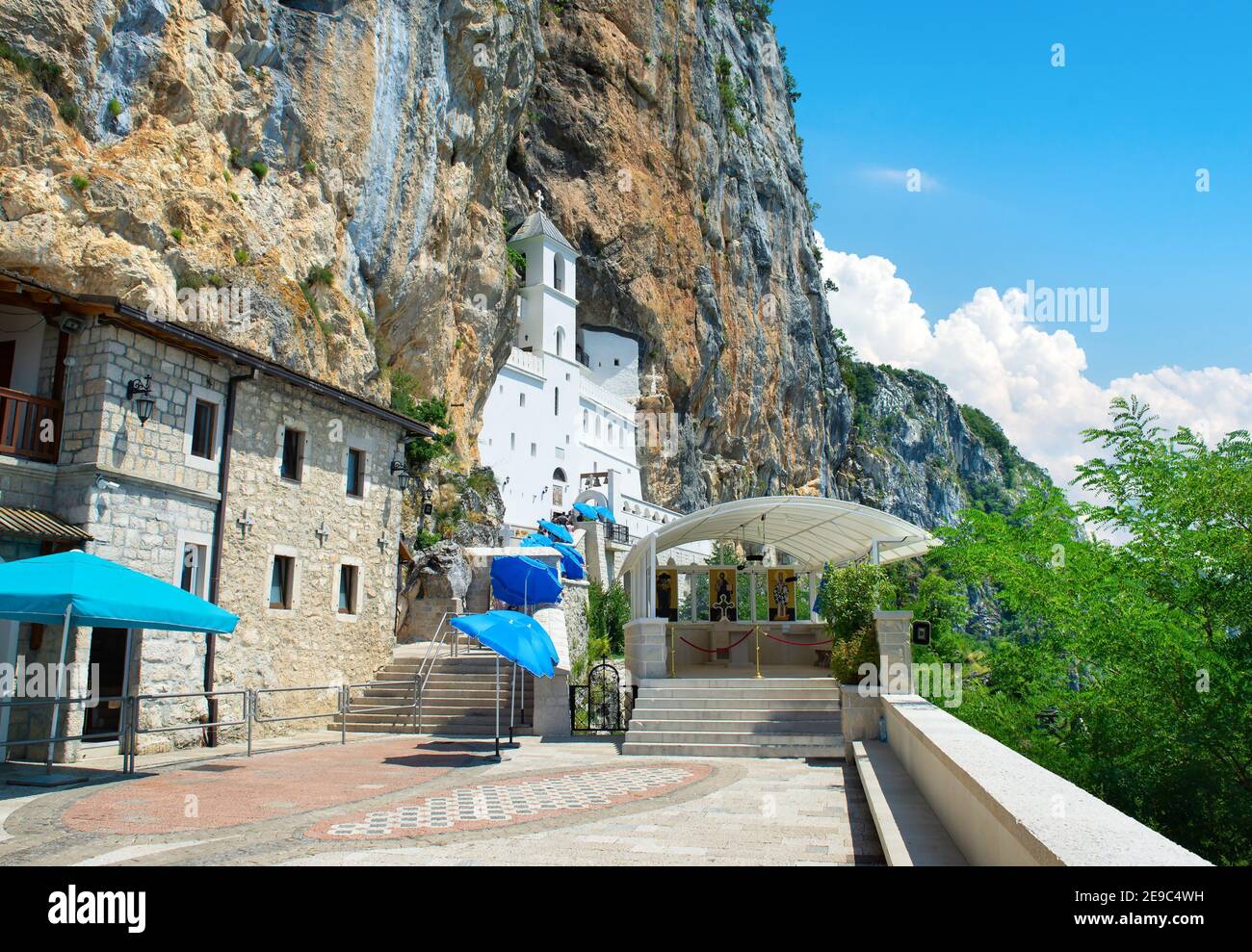 Altes Kloster Ostrog in einem Berg in Montenegro gebaut. Stockfoto