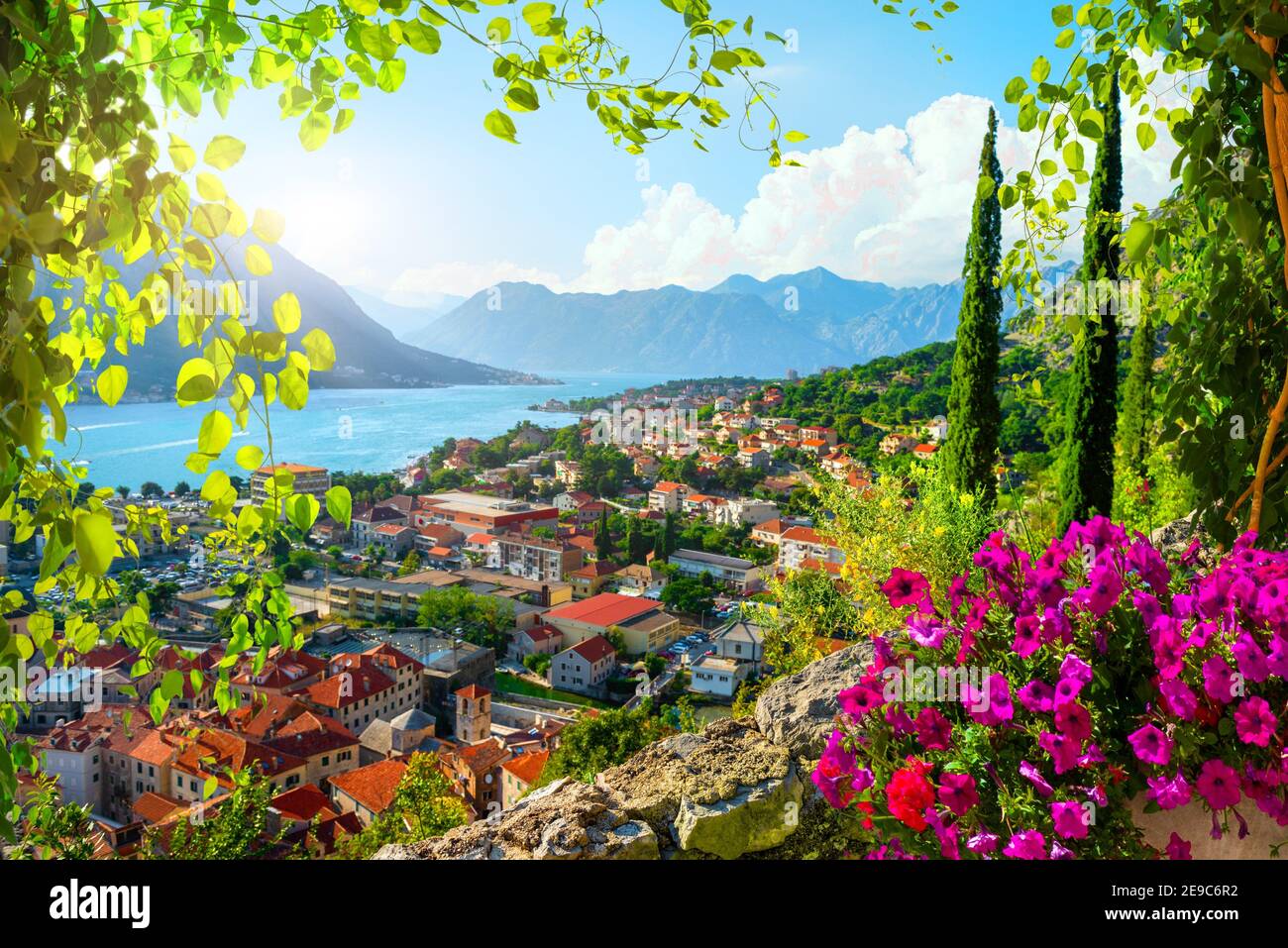Malerische Meerblick auf die Bucht von Kotor, Montenegro, Kotor. Stockfoto