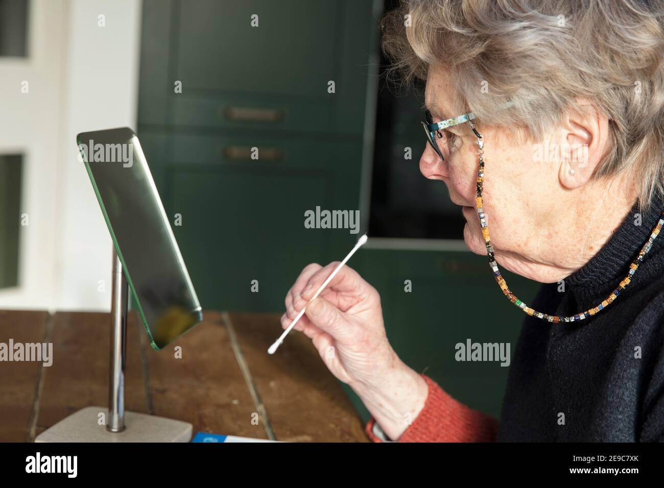 Eine ältere Frau verwendet ein Coronavirus-Heimtest-Kit Auf Infektionen prüfen Stockfoto
