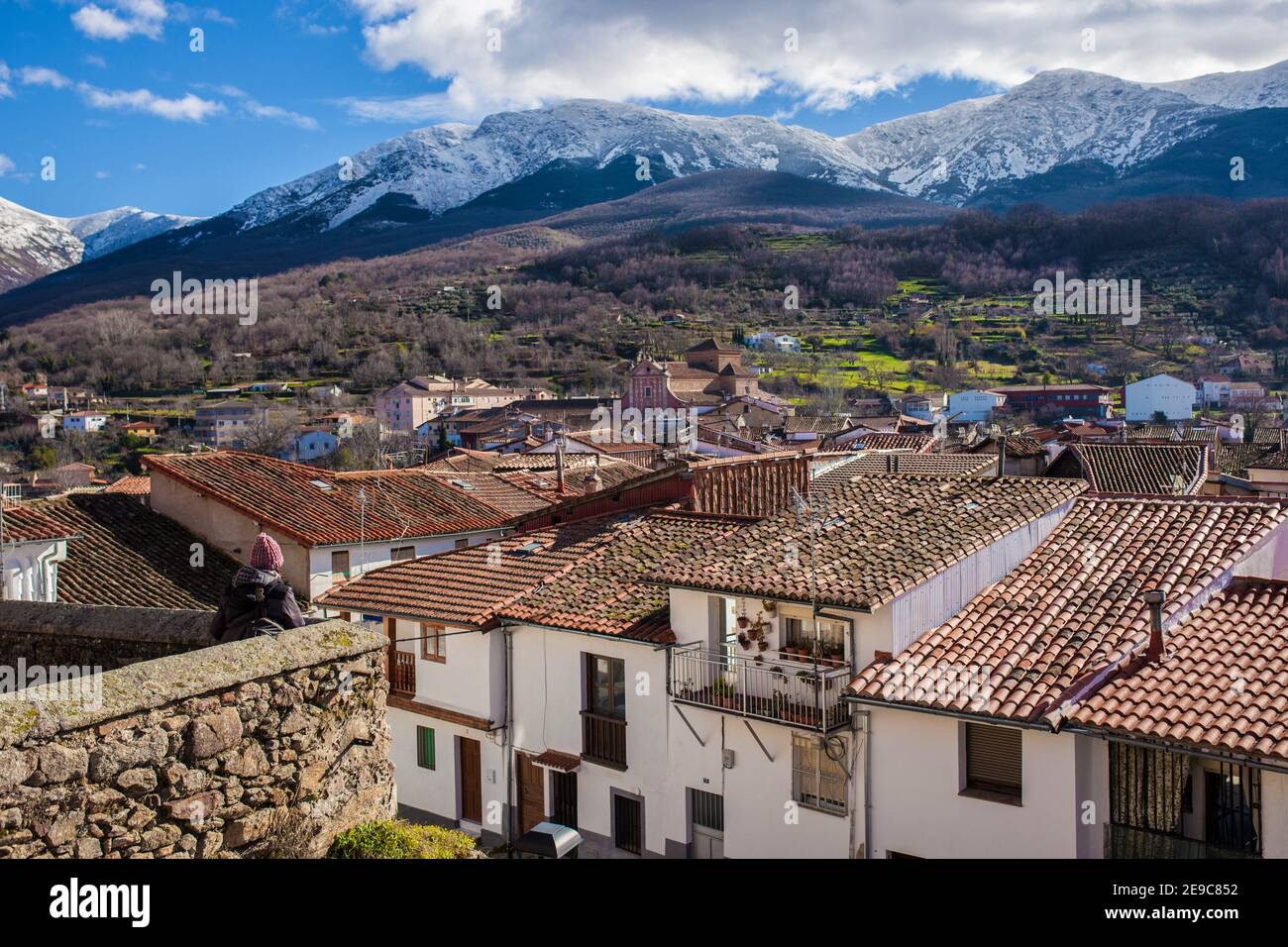Besucher am Aussichtspunkt der Kirche Santa Maria, Ambroz Valley Dorf. Caceres, Extremadura, Spanien. Stockfoto