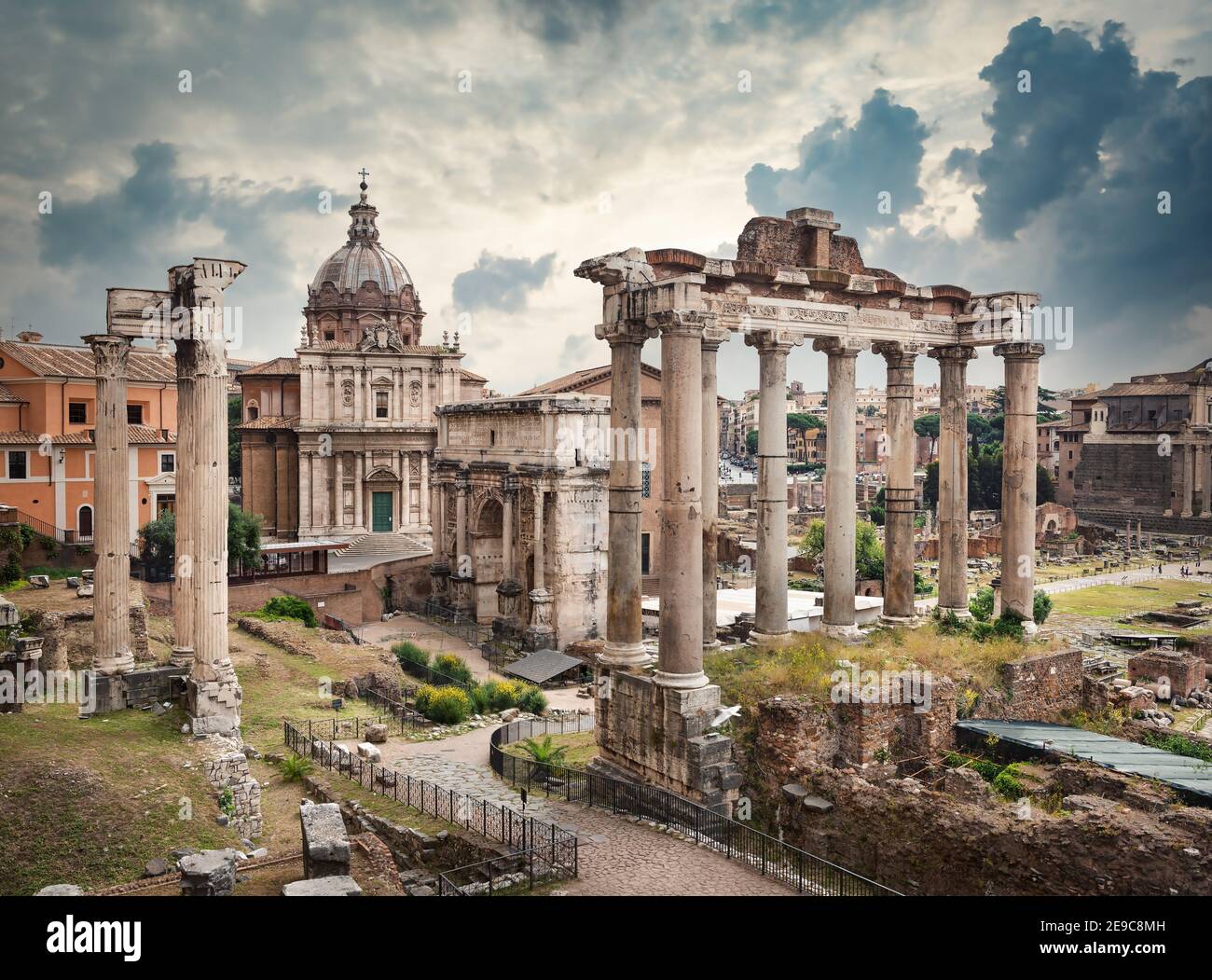 Tempel und Ruinen des Forum Romanum bei schlechtem Wetter. Stockfoto