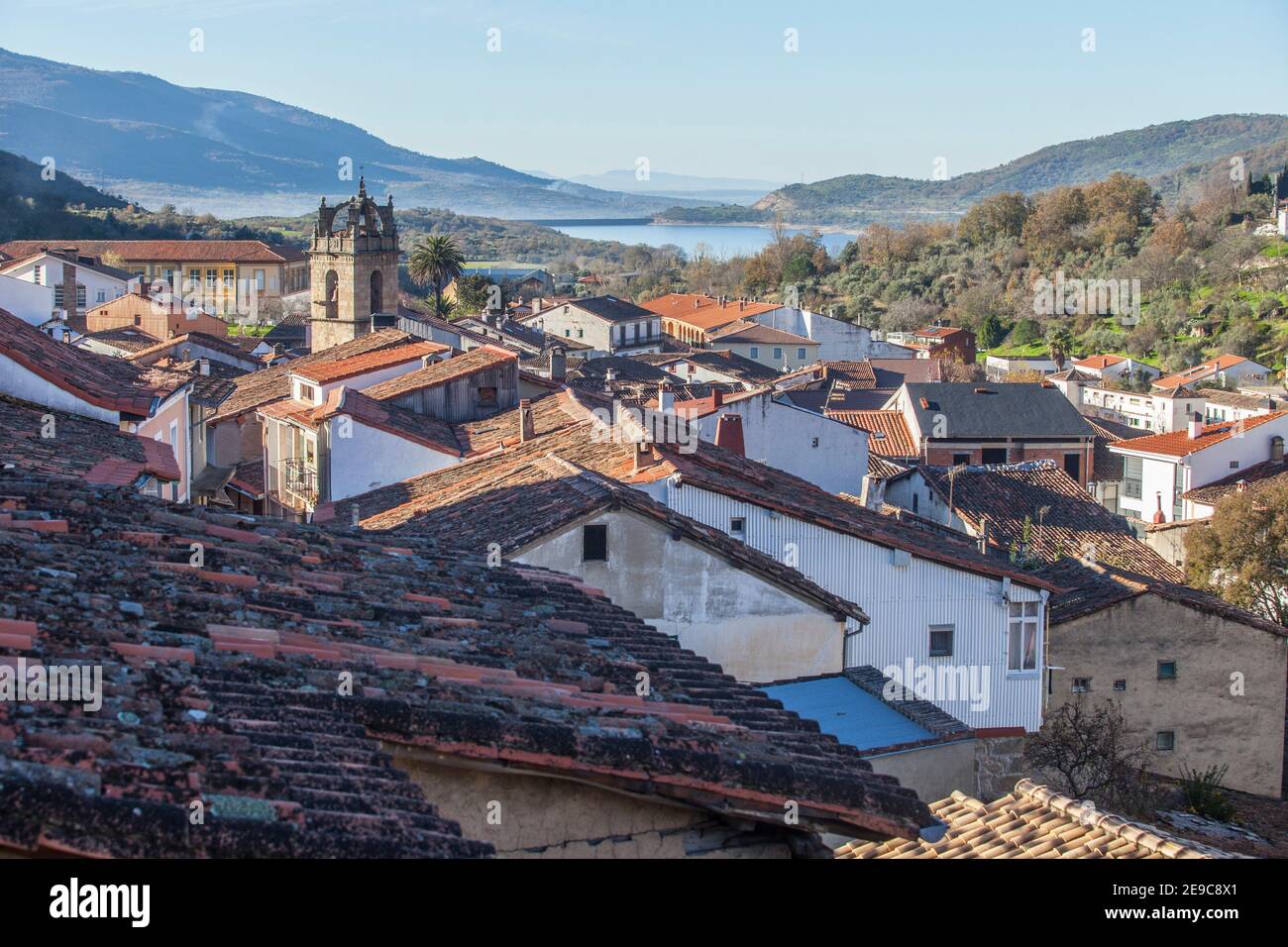 Banos de Montemayor Übersicht. Schönes Dorf von Ambroz Valley, Caceres, Extremadura, Spanien. Stockfoto