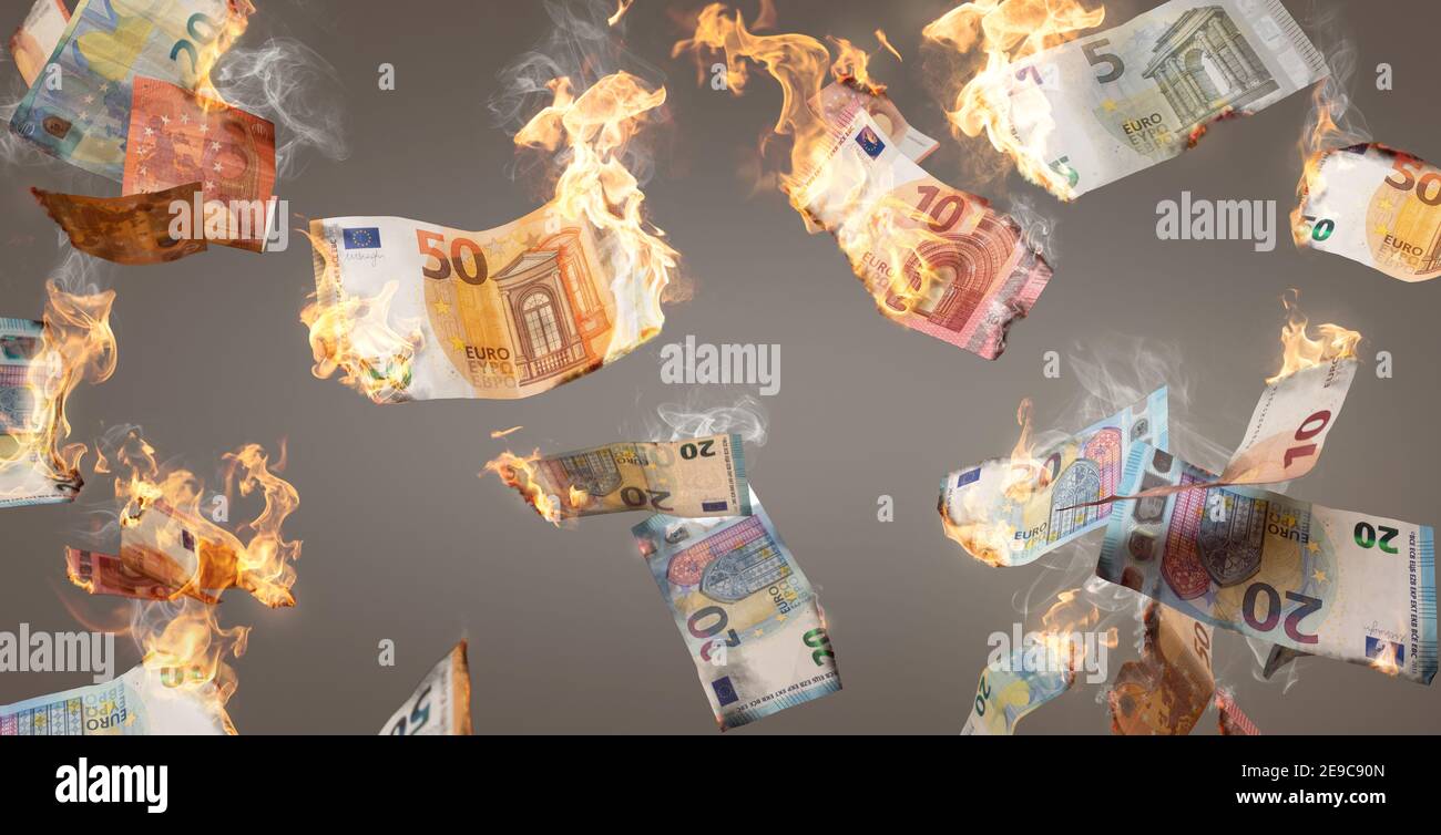 Brennende Euro-Banknoten fallen Stockfoto