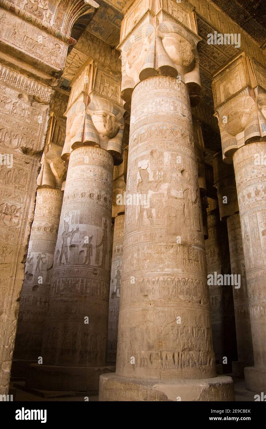 Der Innenraum des bemalten und geschnitzten Hypostyle-Halle am Dendera-Tempel. Altägyptischer Tempel in der Nähe von Qena. Antiker Tempel, über 1000 Jahre alt. Stockfoto