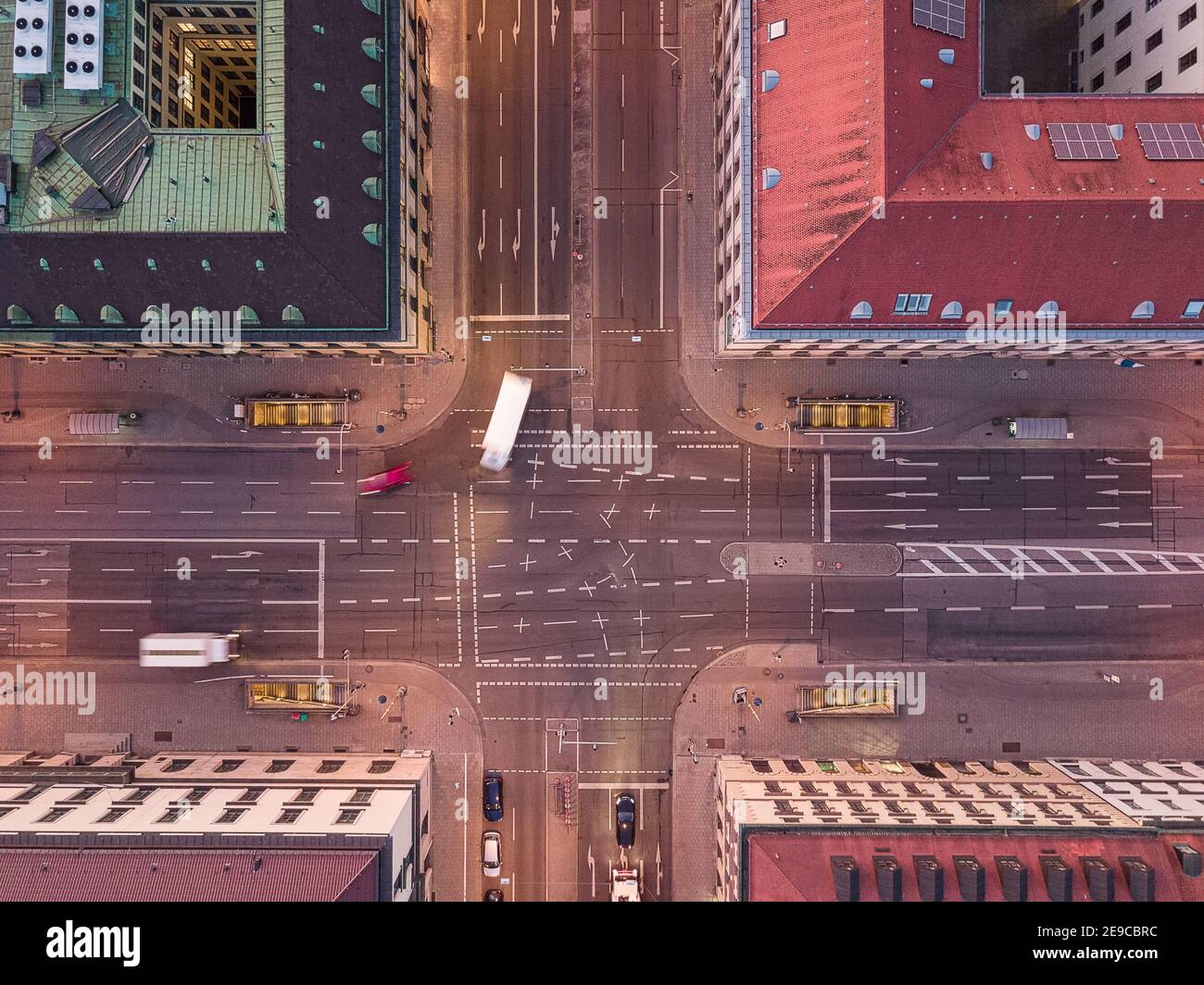 Luftaufnahme einer städtischen Kreuzung Straße in einer Stadt mit Kurve der Autos von oben nach unten Blick auf die Straße zwischen den Häusern. Stockfoto