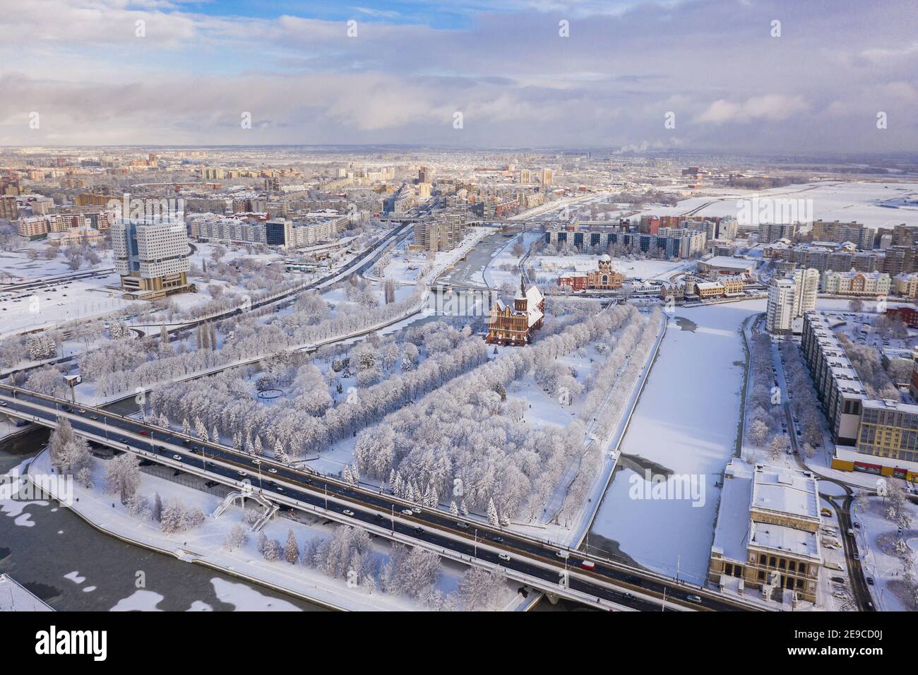Luftaufnahme: Die Kathedrale von Kaliningrad im Winter Stockfoto