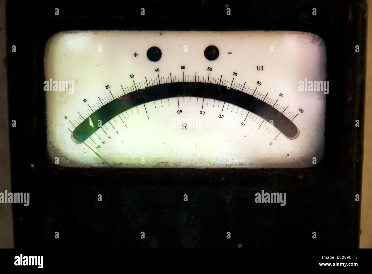 Ein Detail Bild eines Vintage Elektrometer, die aussieht wie ein trauriger Smiley. Stockfoto