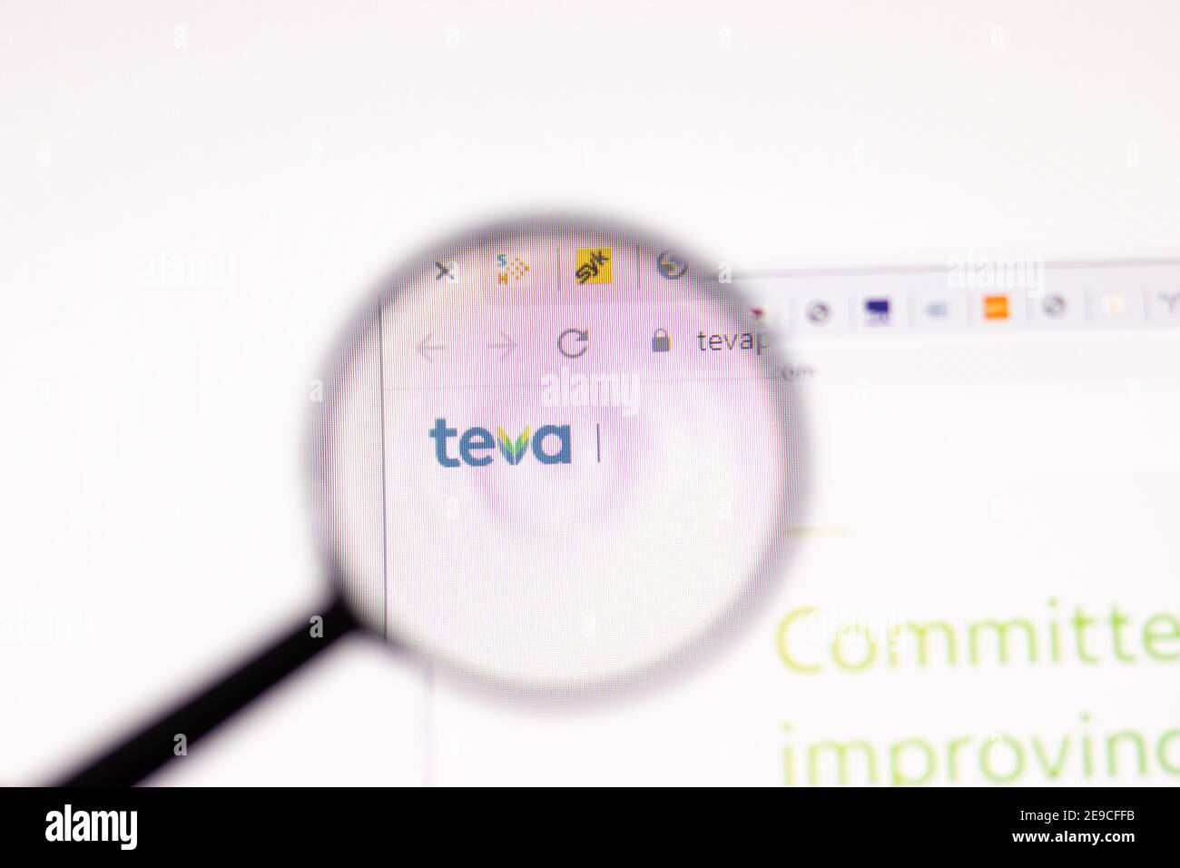 Los Angeles, USA - 1. Februar 2021: Teva Pharmaceutical Industries Webseite. Tevapharm.com Logo auf dem Display, illustrative Editorial Stockfoto