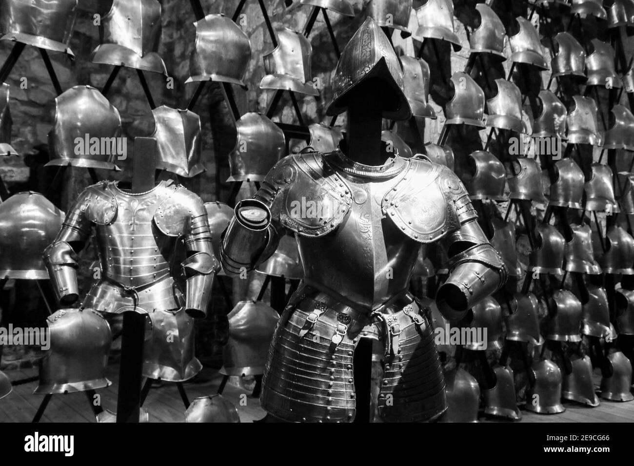 Ein Detailbild aus der alten Waffenkammer. Die Rüstung ist an der Wand und sieht aus wie Muster. Von Rittern und Soldaten im alten Mittelalter verwendet. Stockfoto