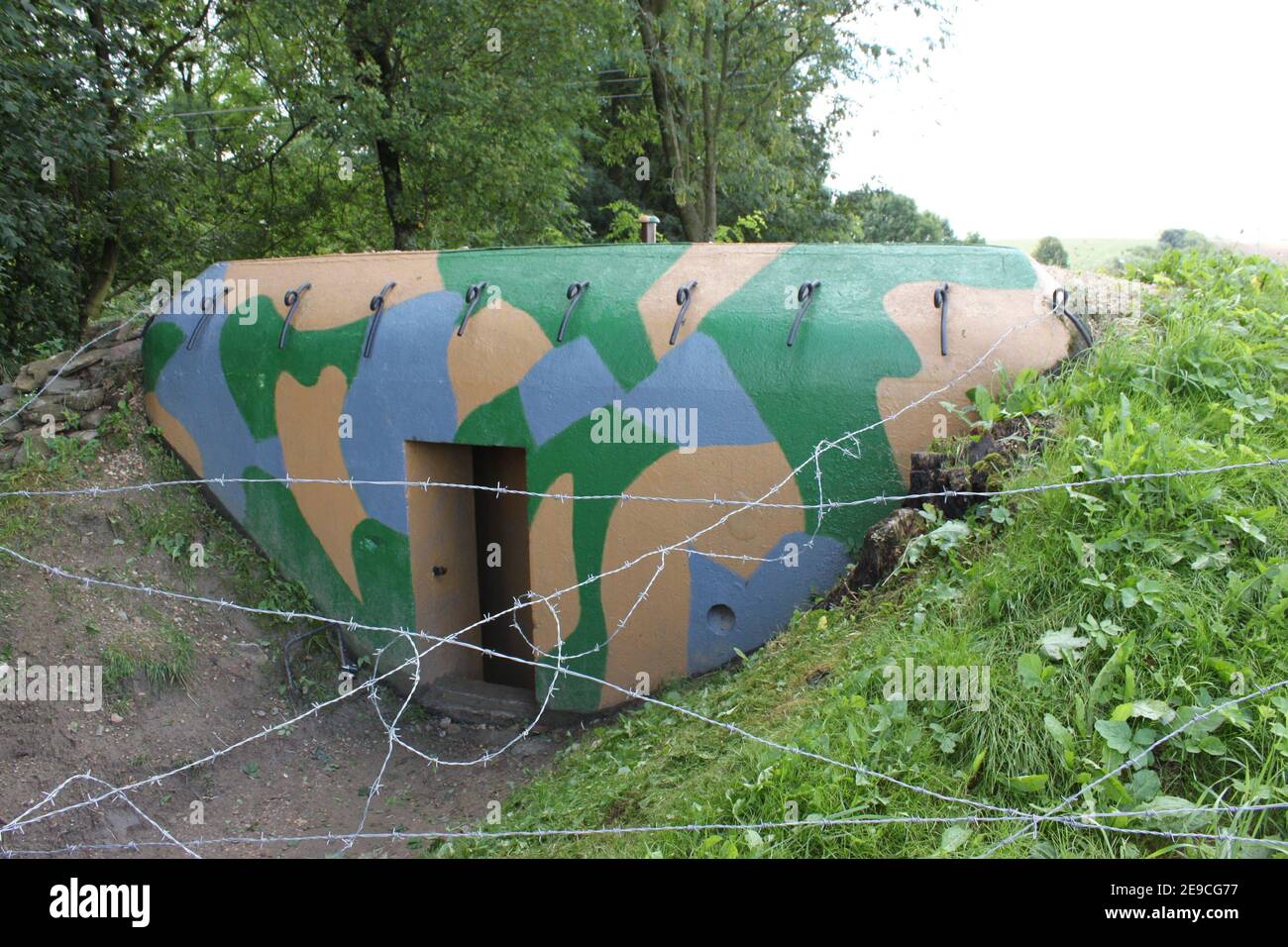 Ein Bild eines alten Betonsäulenkastens aus der tschechischen Festung. Nie für den Kampf verwendet. Stockfoto