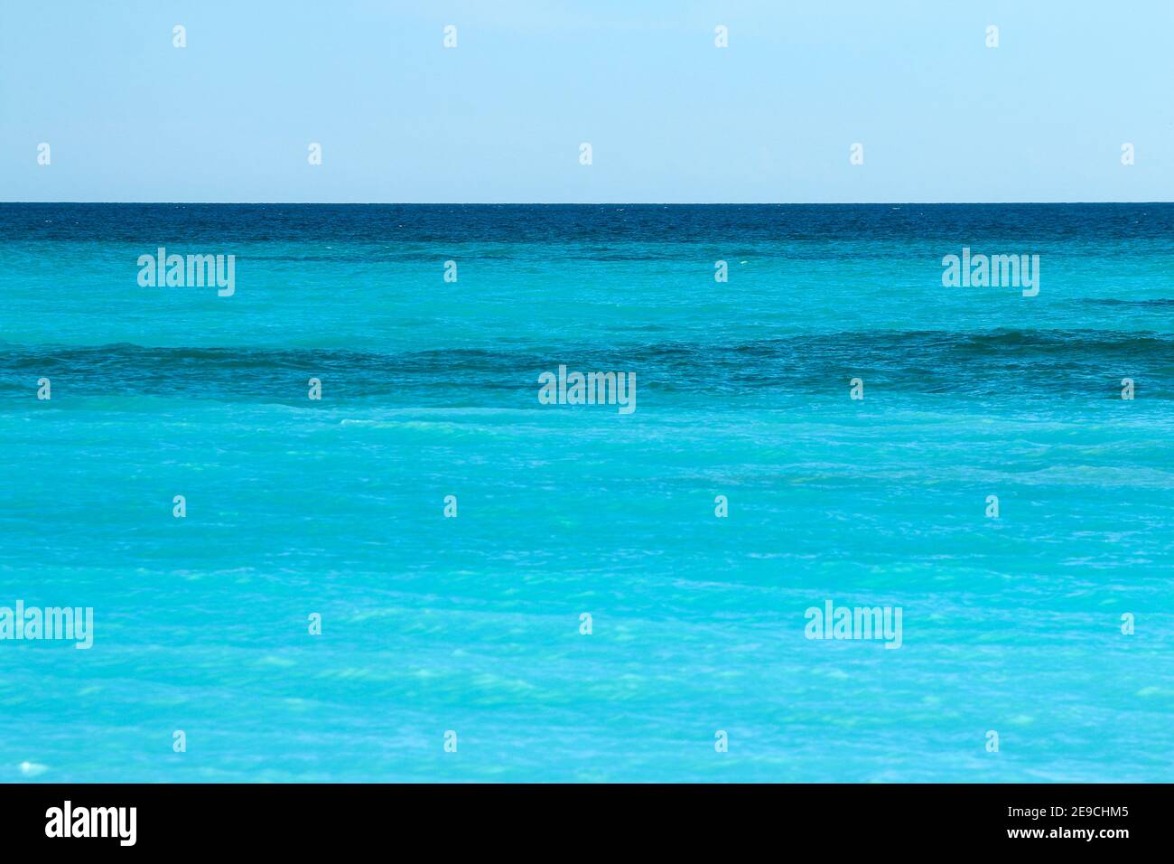 Das Bild des azurblauen Meeres und eines klaren blauen Himmels. Der Kontrast zwischen Wasser und Luft. Blautöne. Stockfoto