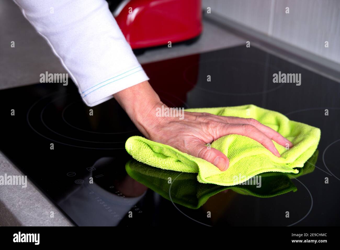 Zugeschnittenes Foto von Hand Reinigung Herd Stockfoto