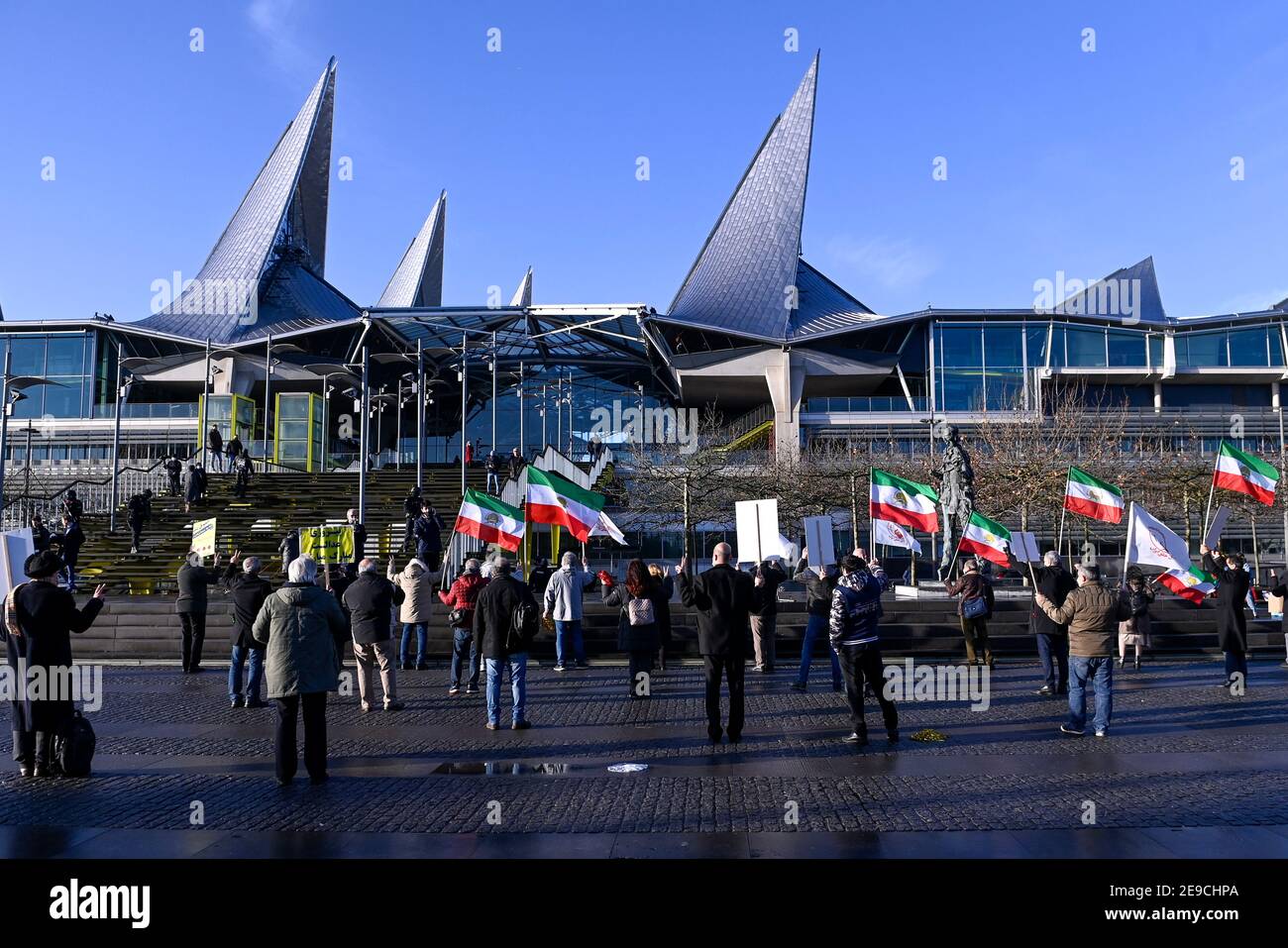 Abbildung zeigt eine Protestaktion vor dem Justizpalast während einer Sitzung des Prozesses gegen vier Personen, darunter ein belgisches Paar mit Iraner Stockfoto