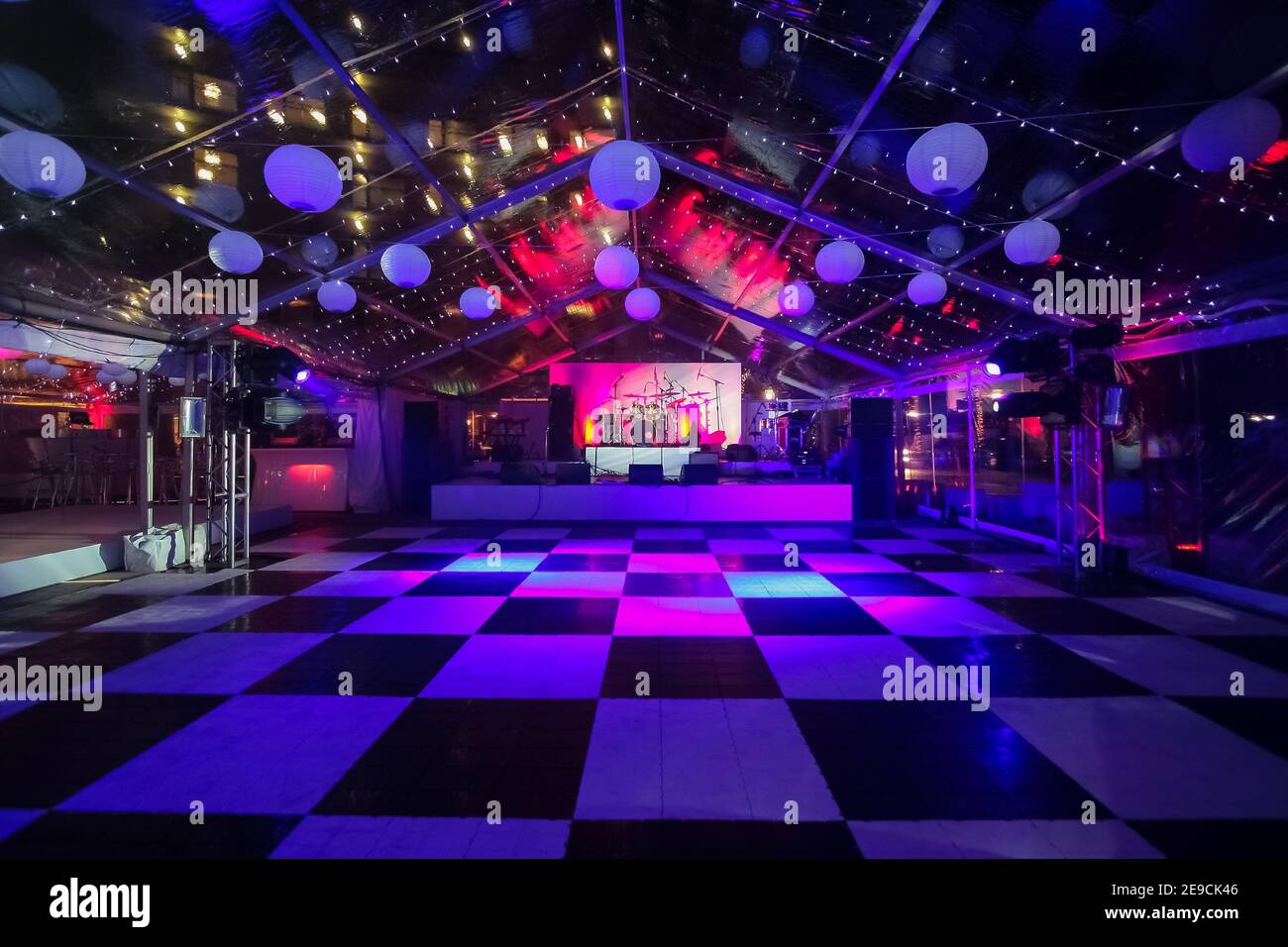 Inneneinrichtung eines Nachtclubs mit bunten Lichtern und kariertem Boden Stockfoto