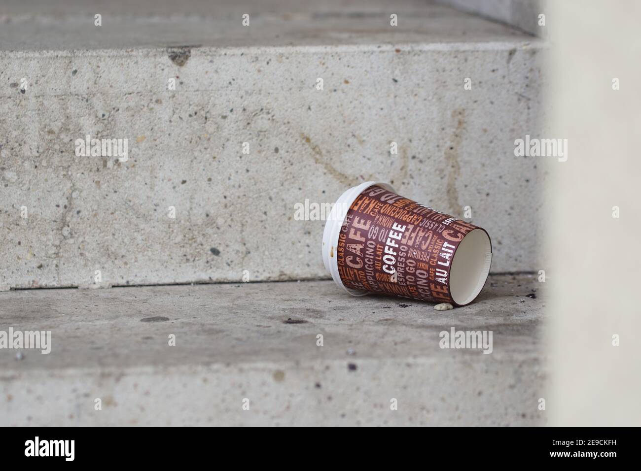Einweg-Kaffee zu CO Tasse auf dem Boden weggeworfen - Abfall und Umweltverschmutzung Stockfoto