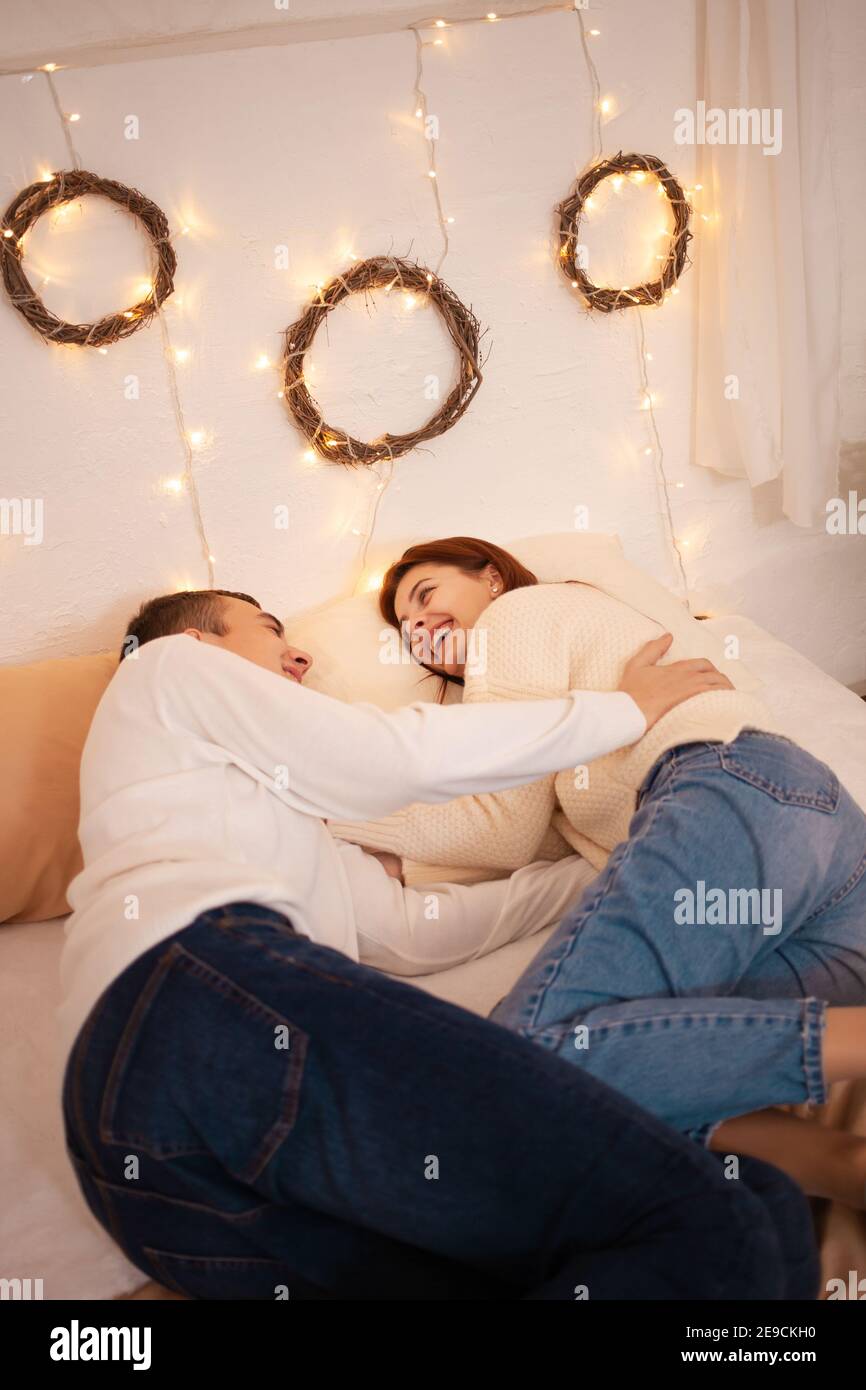 Ein junges Paar in der Liebe in einem Fotostudio. Weihnachtslandschaft, Kerl und Mädchen lieben einander. Posiert für Models im Studio am Silvesterabend. Teenager Stockfoto