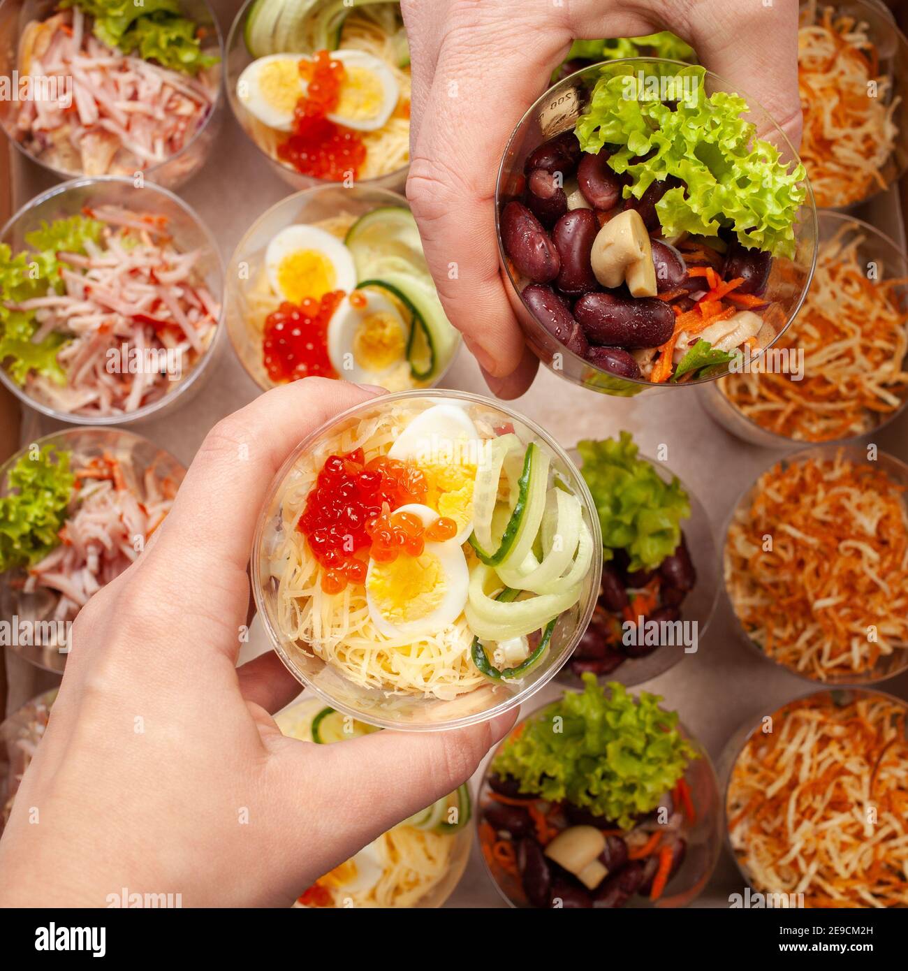 Salate in Plastikbechern, Catering. Essen nach Hause geliefert. Studio-Foto Stockfoto
