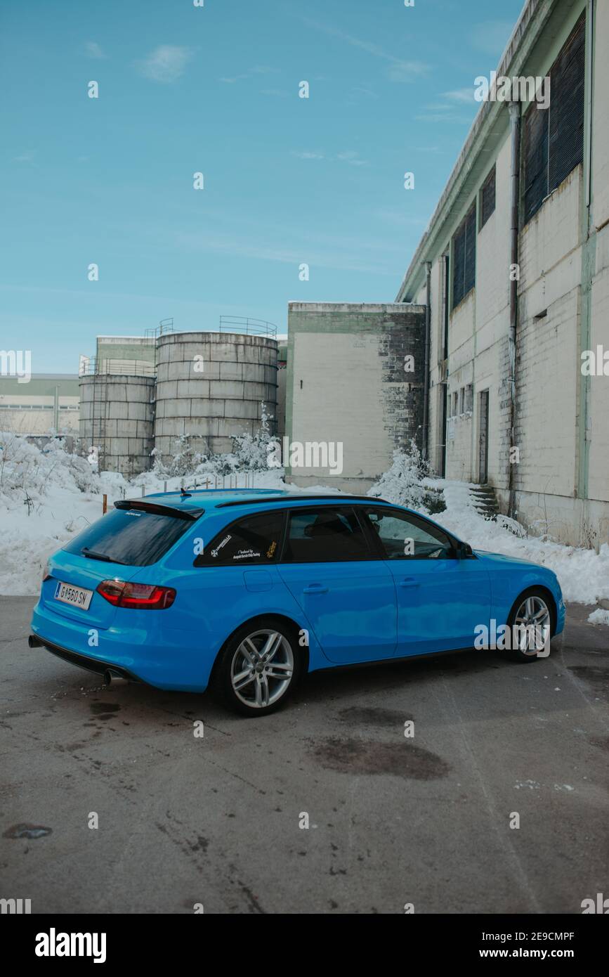 C, BOSNIEN UND HERZEGOWINA - 28. Jan 2021: Audi A4 B8 1,8 tfsi fotografiert in einer verschneiten Umgebung Stockfoto