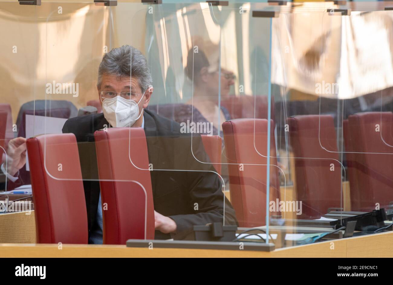 München, Deutschland. Februar 2021, 04th. Der Staatsminister für Bildung und Kultur, Michael Piazolo (Freie Wähler), sitzt während der Sitzung des Bayerischen Landtags an seinem Sitz auf der Regierungsbank. Eines der Themen ist die Befragung der Landesregierung zur aktuellen Situation in der Corona-Krise. Kredit: Peter Kneffel/dpa/Alamy Live Nachrichten Stockfoto