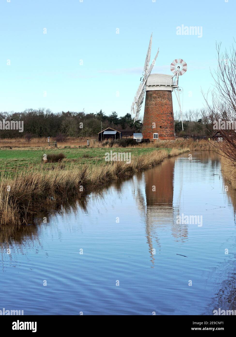 Horsey Windpump ist ein Wahrzeichen von Broadland, das an einem klaren Wintertag ohne Boote oder Menschen gesehen wird, die den Frieden stören. Stockfoto