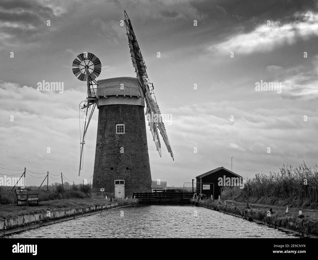 Horsey Windpump ist ein Wahrzeichen von Broadland, das an einem klaren Wintertag ohne Boote oder Menschen gesehen wird, die den Frieden stören. Monochromes Bild. Stockfoto