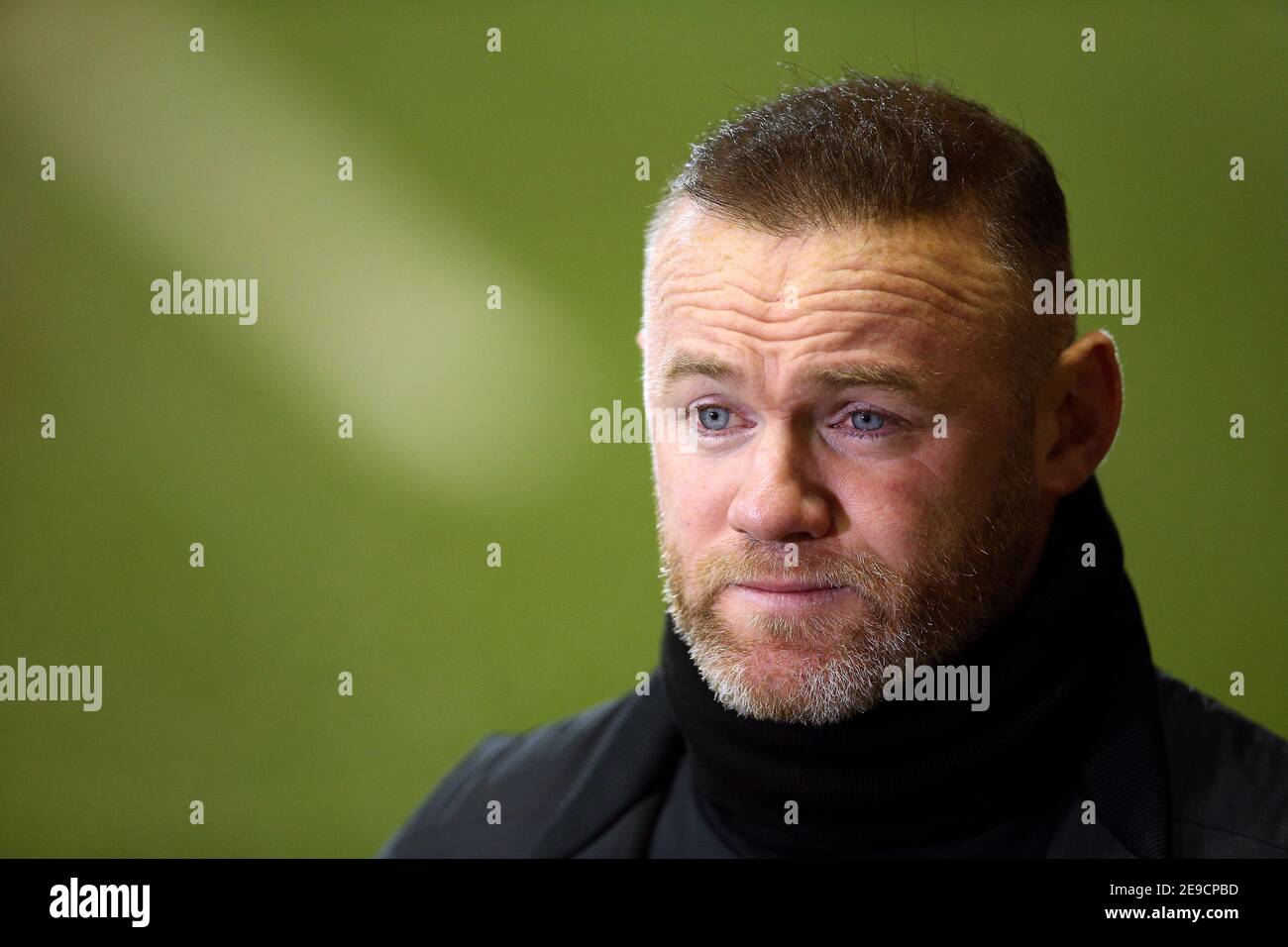 Derby County Manager Wayne Rooney wird nach dem Sky Bet Championship Spiel im AESSEAL New York Stadium, Rotherham interviewt. Stockfoto