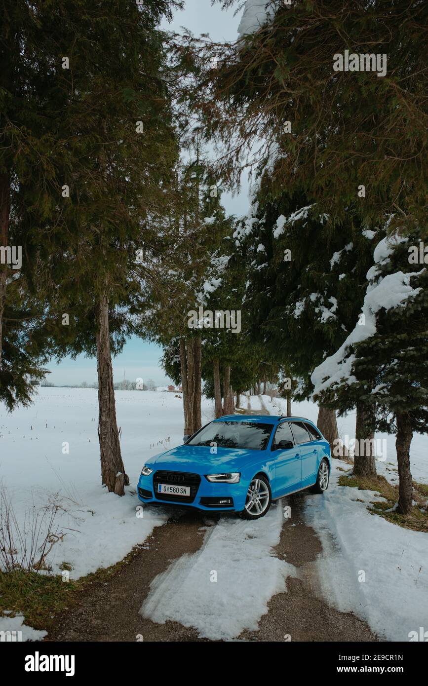 C, BOSNIEN UND HERZEGOWINA - 28. Jan 2021: Audi A4 B8 1,8 tfsi fotografiert in einer verschneiten Umgebung Stockfoto