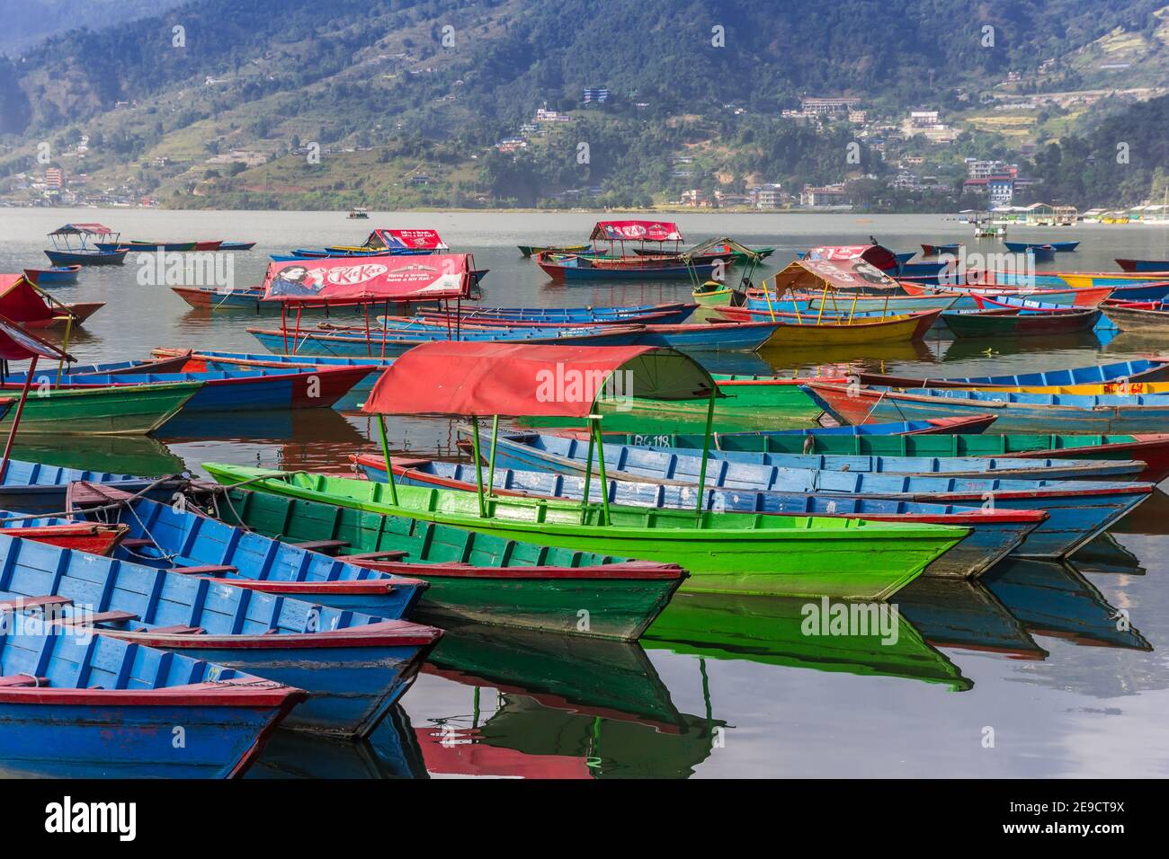 Bunte Holzboote am Phewa See in Pokhara, Nepal Stockfoto