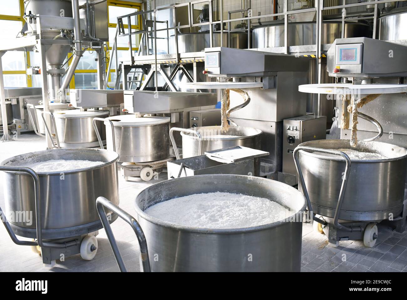 Industrielle Produktion von Backwaren auf einer Montagelinie - Technologie und Maschinen in der Lebensmittelfabrik Stockfoto