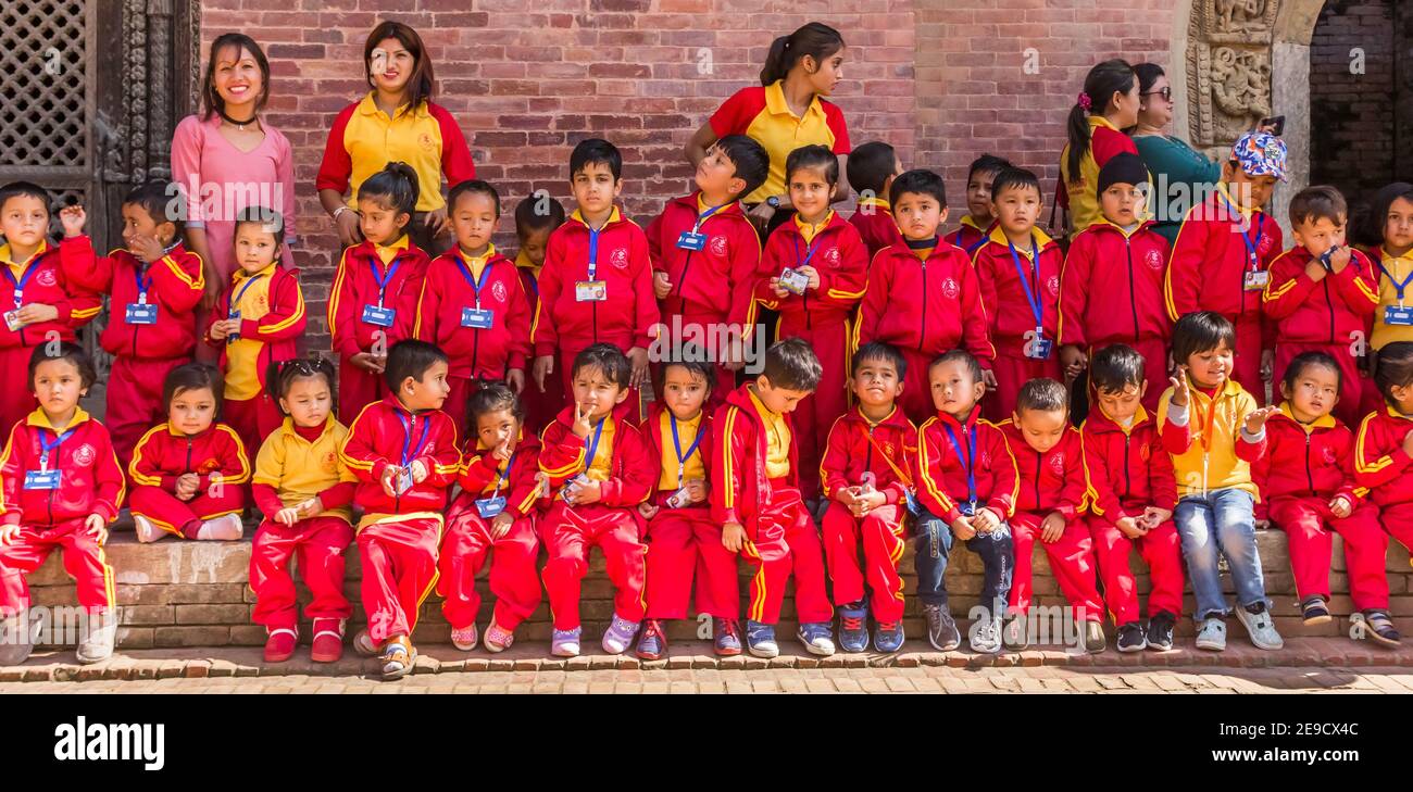 Panorama von Schulkindern, die für ein Bild auf dem Durbar Platz in Patan, Nepal posieren Stockfoto