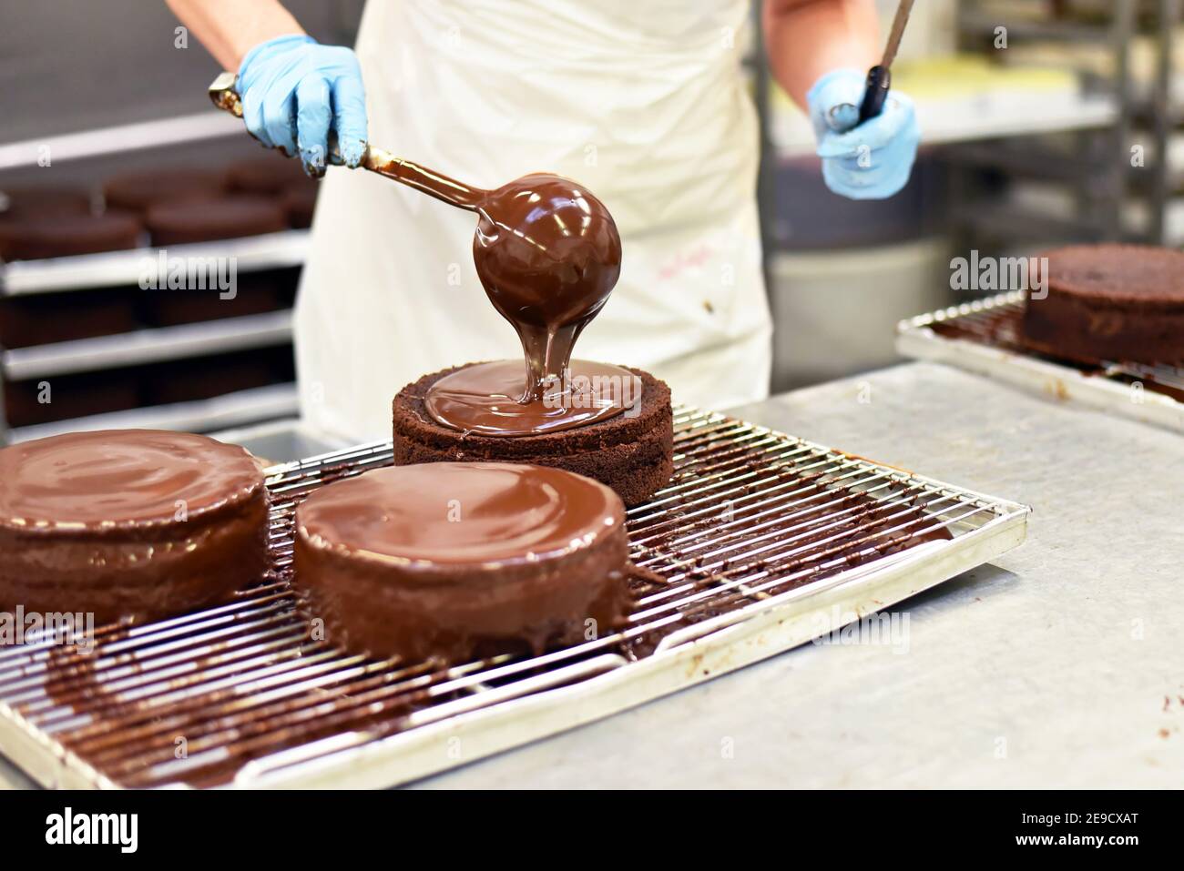 Industrielle Herstellung von Schokoladenkuchen in einer großen Bäckerei auf Eine Montagelinie Stockfoto